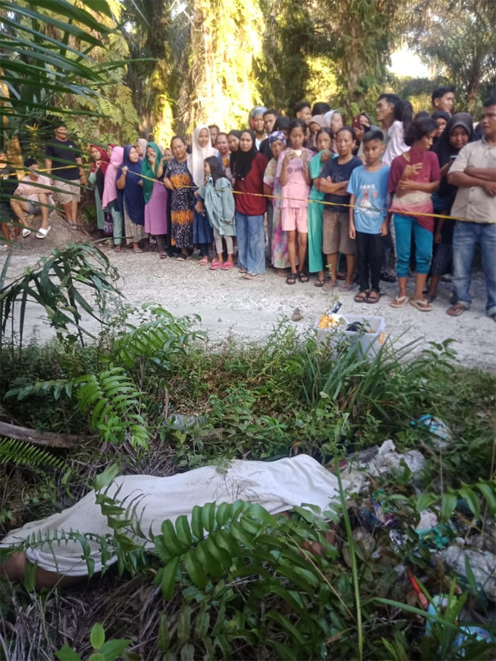 Warga Desa Muara Mahat, Kecamatan Tapung, mendadak heboh ditemukan mayat wanita dibalut kain handuk warna putih di kaplingan sawit milik warga, Ahad (21/4/2024).