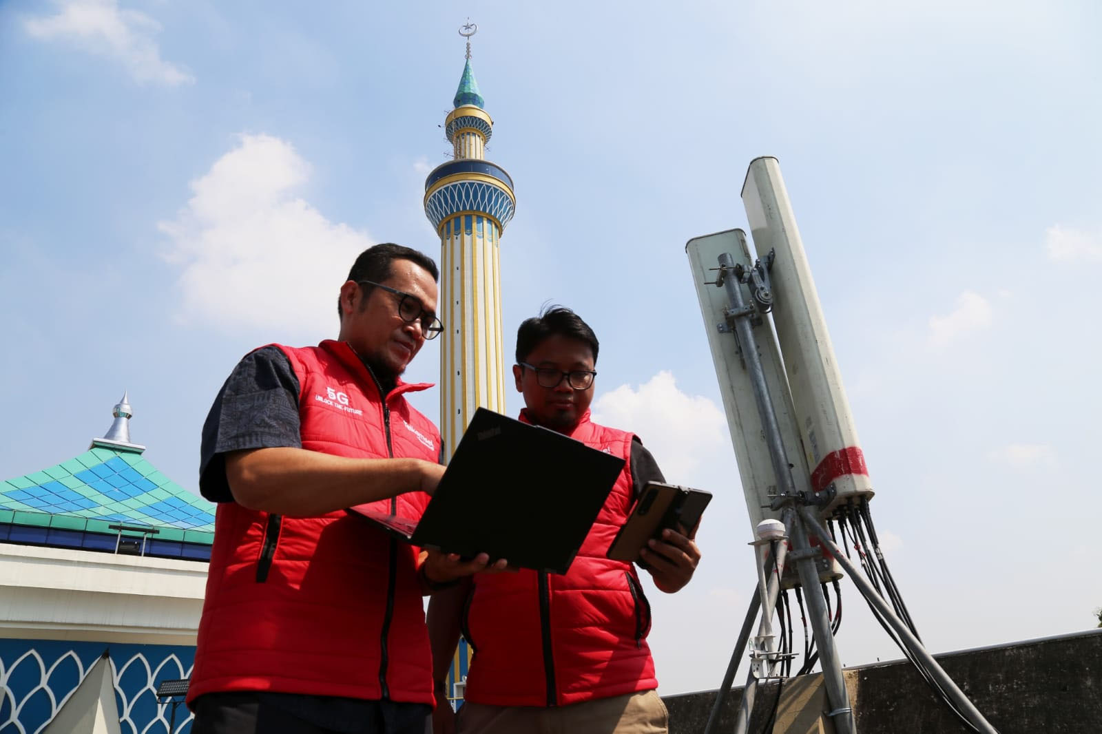 Petugas melihat trafik Internet Telkomsel selama Ramadan dan Idulfitri.