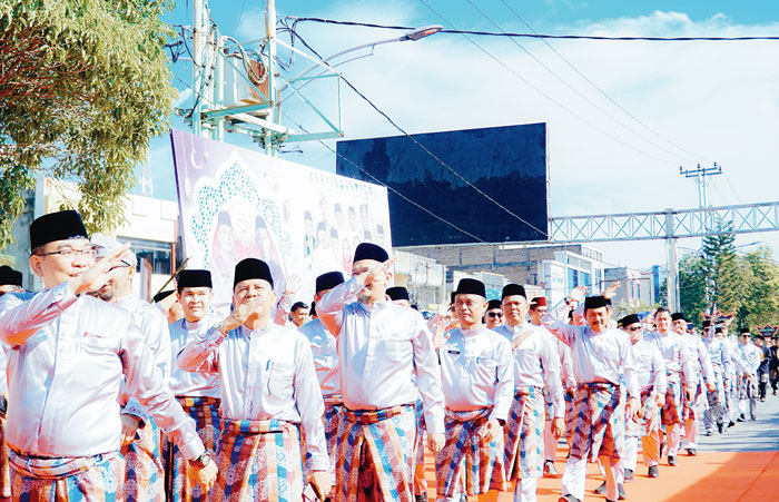 Kafilah Kabupaten Kampar mengikuti pawai taaruf MTQ ke-42 tingkat Provinsi Riau 2024 di Kota Dumai, Ahad (21/4/2024).