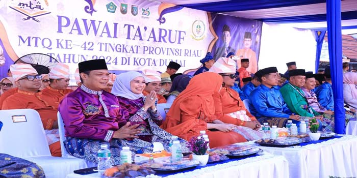Pj Wako Pekanbaru Muflihun dan Ketua Tim Penggerak PKK Pekanbaru Raja Rilla Mustafa Muflihun hadir&nbsp;menyaksikan Pawai Taaruf Musabaqah Tilawatil Qur&rsquo;an (MTQ) ke-42 Provinsi Riau di Kota Dumai