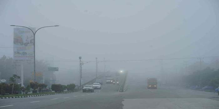 Kabut tebal menyelimuti Jalan HR Soebrantas dekat flyover Simpang Pasar Pagi Arengka, Pekanbaru, Ahad (21/4/2024) pagi.