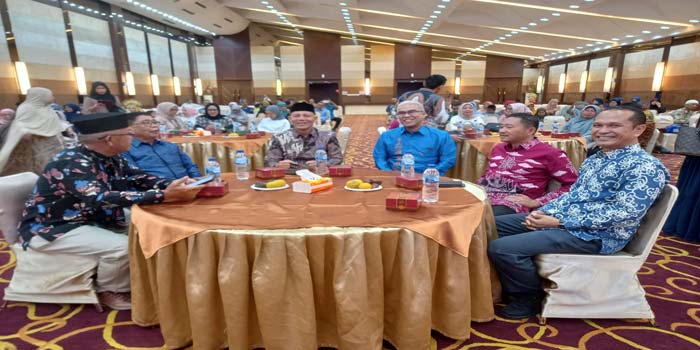 Bupati Pasaman Sabar AS (empat kanan) menghadiri acara halalbihalal Ikatan Keluarga Lubuk Sikaping  (IKLS) di Pekanbaru, Ahad (21/4/2024).