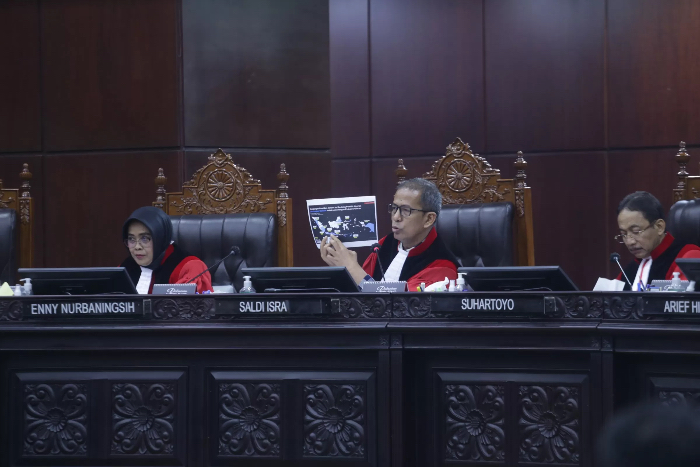 Hakim Konstitusi Saldi Isra bertanya kepada empat menteri dalam sidang lanjutan sengketa hasil Pilpres 2024 di Gedung MK, Jakarta, Jumat (5/4/2024).