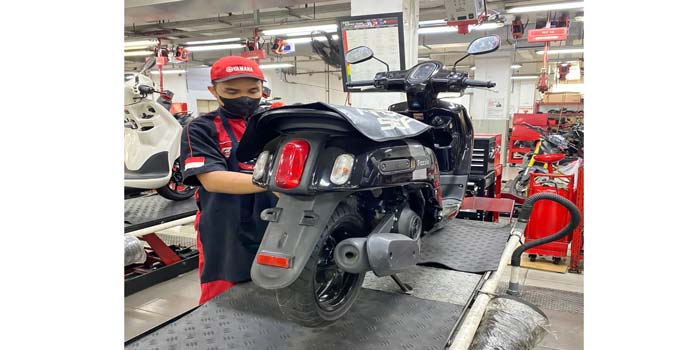 Mekanik dealer Yamaha melakukan service kendaraan di salah satu bengkel resmi Yamaha, baru-baru ini.