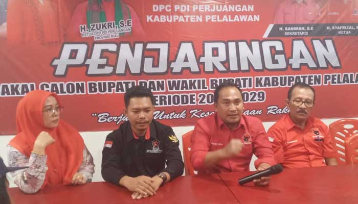 Ketua tim penjaringan DPC PDIP Pelalawan, Carles SSos (Dua dari kanan) saat memberikan keterangan soal pembukaan pendaftaran Cabup dan Cawabup untuk Pilbup Pelalawan 2024.