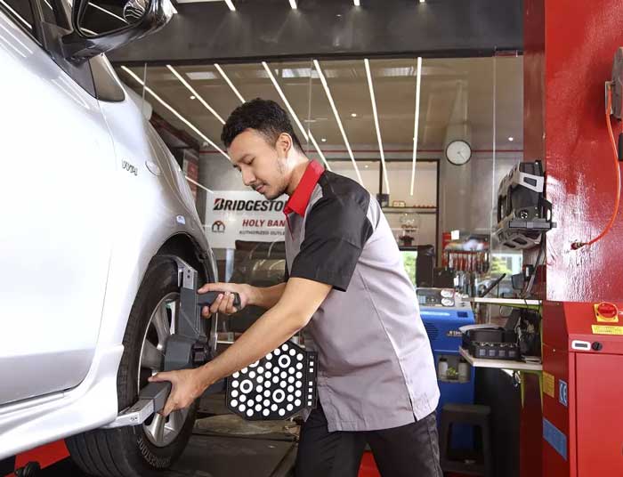 Pengecekan ban mobil penting dilakukan sebagai upaya keselamatan.