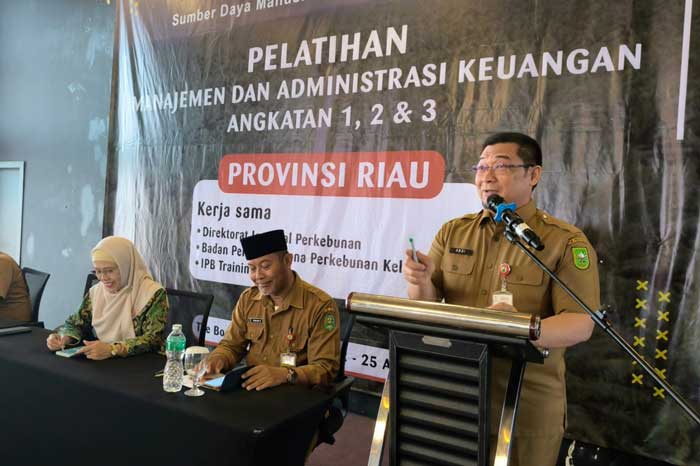Kepala Dinas Perkebunan Provinsi Riau, Syahrial Abdi, AP, MSi saat membuka pelatihan , Senin (22/4/2024).