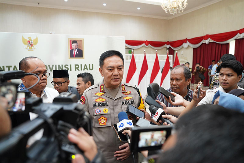 Kapolda Riau Irjen Pol Mohammad Iqbal saat sesi wawancara bersama Wakil Ketua Komisi II DPR RI Junimart Girsang usai pertemuan di Gedung Daerah Balai Serindit, Senin (22/4/2024).