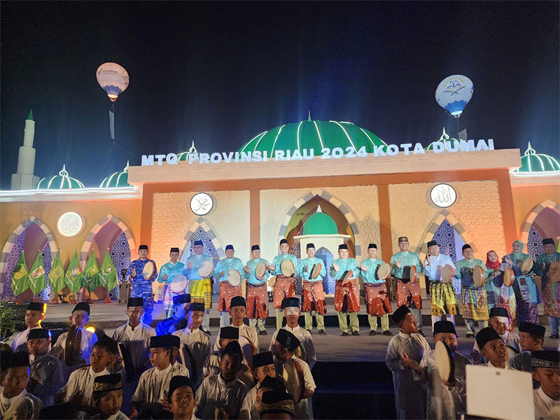 Pj Gubri Hariyanto bersama Forkompinda Riau dan unsur terkait lainnya menabuh kompang sebagai tanda MTQ Riau ke-42 di Dumai resmi dimulai., Ahad (21/4/2024) malam.