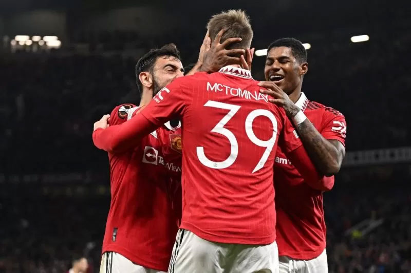 Scott McTominay (tengah) melakukan selebrasi bersama Bruno Fernandes (kiri) dan Marcus Rashford usai membobol gawang Coventry City di semifinal Piala FA.