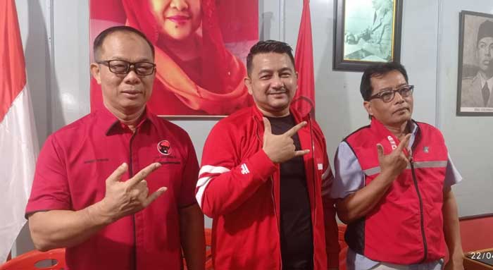Bendara DPC PDI-P Irwansyah SH (tengah) didampingi tim penjaringan Robin Eduar SE MH (kiri) dan M Zawni (rompi), saat mengumumkan pembukaan penjaringan calon Wali Kota Pekanbaru.