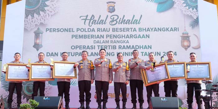 berfoto bersama 6 Kapolres peraih penghargaan yang dinilai sukses menggelar Ops Ketupat Lancang Kuning 2024, Senin (22/4/2024).