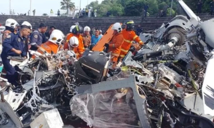 Semua orang di dalam dua helikopter angkatan laut Malaysia tewas setelah jatuh di udara di Pangkalan Angkatan Laut Lumut di bagian barat Perak