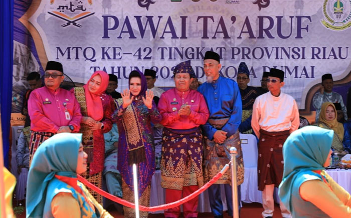 Bupati Rohul didampingi Wali Kota Dumai, Pj Sekda Riau melambaikan tangan saat Kafilah Rohul melintasi panggung utama  Pawai Taaruf MTQ ke-42 Provinsi Riau, Ahad (21/4/2024).