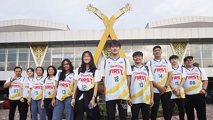 11 siswa first team DBL Riau terpilih untuk bergabung pada Kopi Good Day DBL Camp 2024 di Jakarta foto bersama sebelum berangkat di Bandar Udara Sultan Syarif Kasim II, Pekanbaru, Senin (22/4/2024).