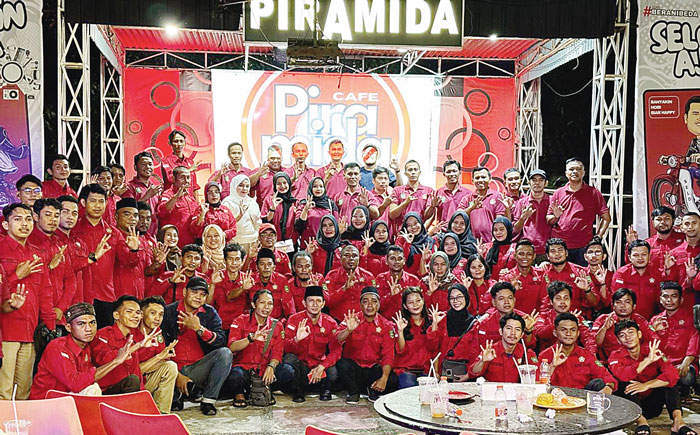 Pengurus Karang Taruna Kecamatan Mandau foto bersama usai menggelar rapat dengan pengurus Karang Taruna desa dan kelurahan di Gedung Karang Taruna, di Kelurahan Babussalam, Ahad (21/4/2024).