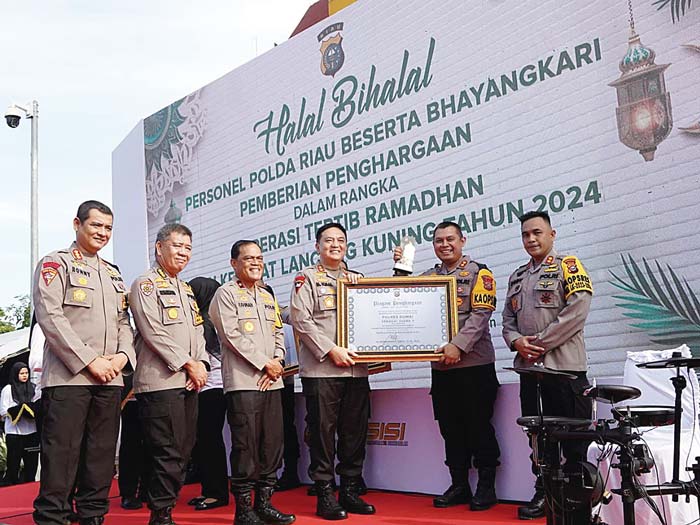 Kapolda Riau Irjen Pol Mohammad Iqbal SIK MH menyerahkan penghargaan Optimalisasi Operasi Tertib Ramadan Lancang Kuning 2024 kepada Kapolres Dumai AKBP Dhovan Oktavianton SH SIK MSi di Mapolda Riau.