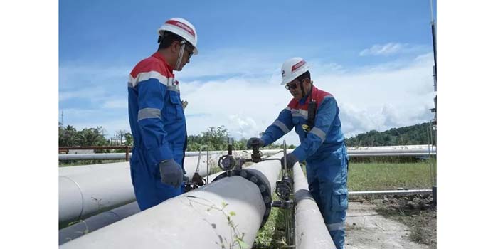 Manager Production and Operational Excellence PGE Mohamad Husni Mubarok PhD bersama tim saat memantau tekanan gas pada pipa.
