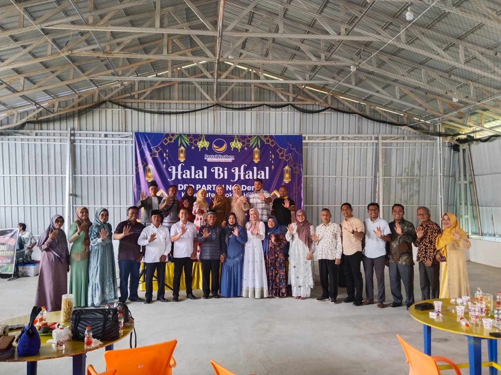 Ketua DPD Nasdem Rohil Basiran Nur Efendi MIP (batik biru) foto bersama sejumlah pengurus, dan kader partai saat kegiatan halal bi halal yang digelar di Bagansiapiapi, Selasa (23/4/2024).