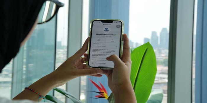 Bluebird menghadirkan layanan pemesanan taksi melalui WhatsApp untuk mempermudah pelanggan.