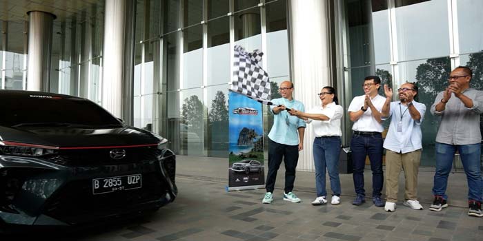 Marketing Director PT Astra Daihatsu Motor Sri Agung Handayani beserta jajaran manajemen lainnya, mengangkat bendera tanda dimulainya keberangkatan eksplorasi  Trans Jawa 2024