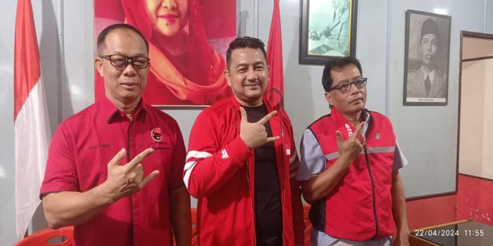 Bendahara DPC PDIP didampingi tim penjaringan , saat mengumumkan pembukaan penjaringan calon wali kota-wakil wali kota untuk Pilkada  Kota Pekanbaru