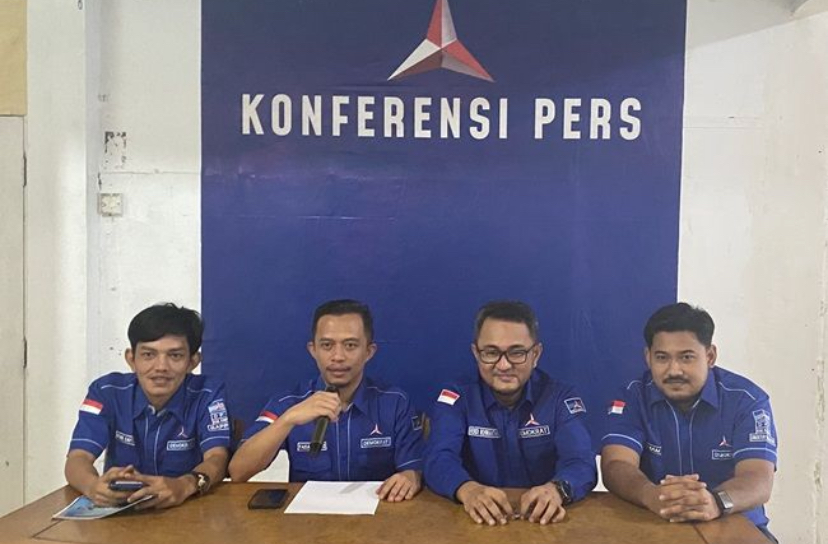 Tim penjaringan DPC Partai Demokrat Kabupaten Kampar Faisal Fajri Fauzi bersama anggota tim saat konferensi pers di Sekretarian Partai Demokrat Kampar, Bangkinang.