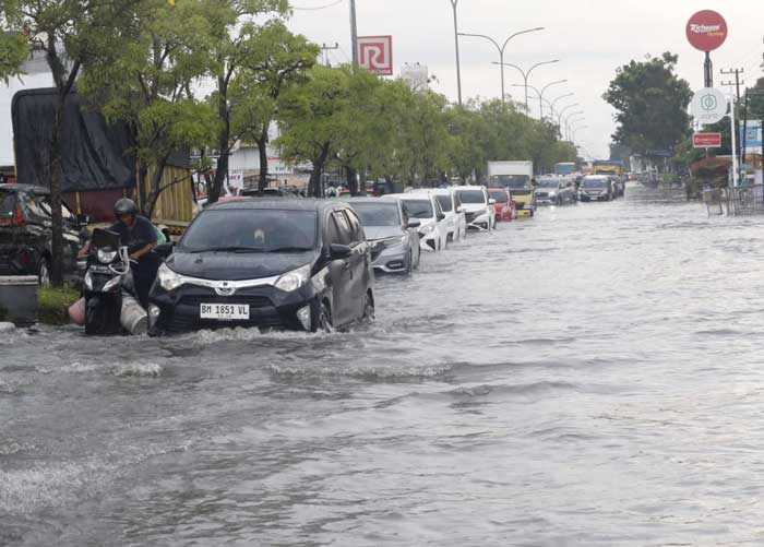 Hujan intensitas tinggi sebabkan Jalan Hr Soebrantas terendam air, Selasa (23/4)