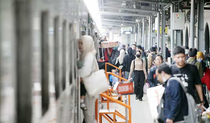 Penumpang Kereta Api bersiap menaiki kereta di Stasiun Pasar Senen, Jakarta, Sabtu (23/12/2023).