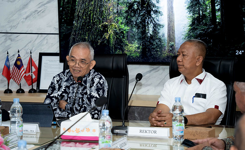 Rektor UIR Prof Dr H Syafrinaldi SH MCl bersama asesor akreditasi Prof Dr Ir Ildrem Syafri DEA,  belum lama ini.