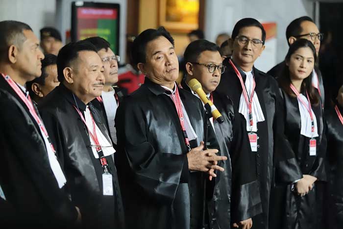 Ketua Tim Pembela Prabowo-Gibran Yusril Ihza Mahendra (tengah) selaku pihak terkait bersiap mengikuti sidang perdana perselisihan hasil Pilpres 2024.