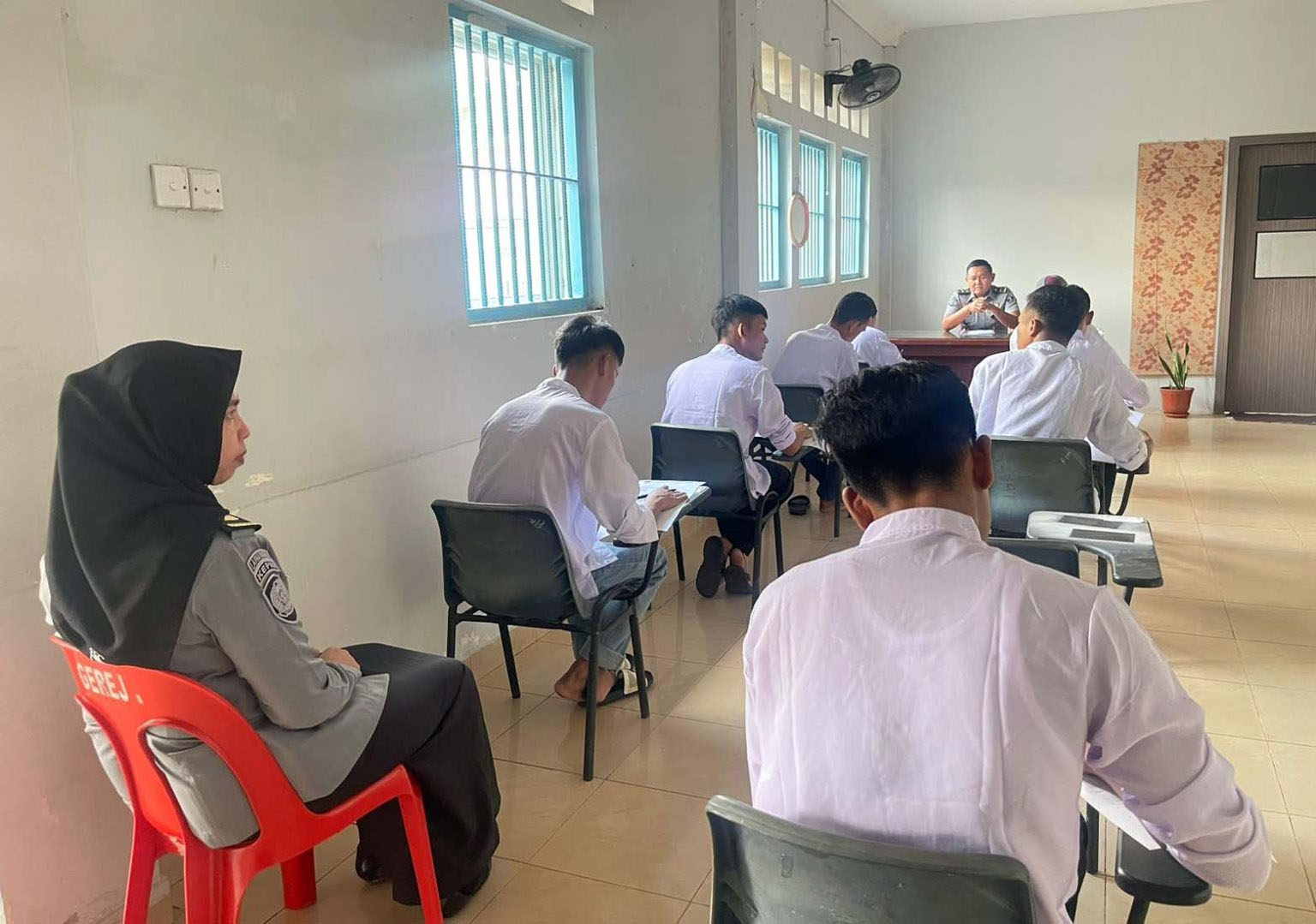 Warga binaan Lapas Kelas II A Batam saat mengikuti ujian paket C.