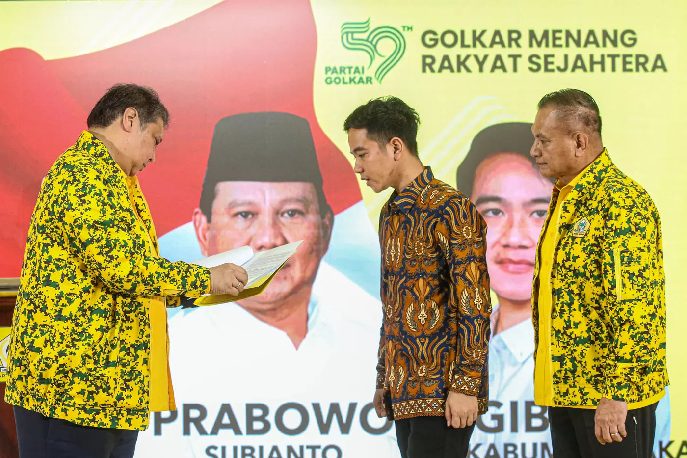 Ketua Umum Golkar Airlangga Hartarto didampingi Sekjen Lodewijk Freidrich Paulus menyerahkan SK Rapimnas ke-2 Golkar kepada Wako Solo Gibran Rakabuming Raka di Kantor DPP Partai Golkar, Jakarta.