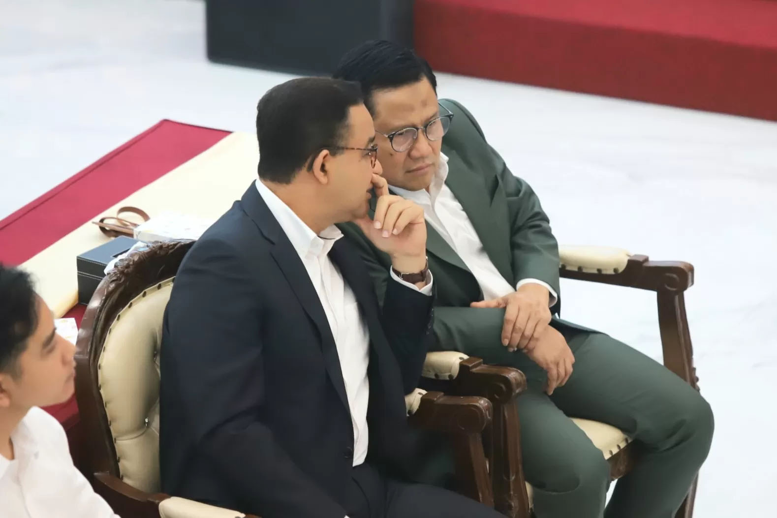 Anies Baswedan bersama Muhaimin Iskandar menghadiri rapat pleno terbuka penetapan pasangan calon Presiden dan Wakil Presiden terpilih Pemilu 2024 .