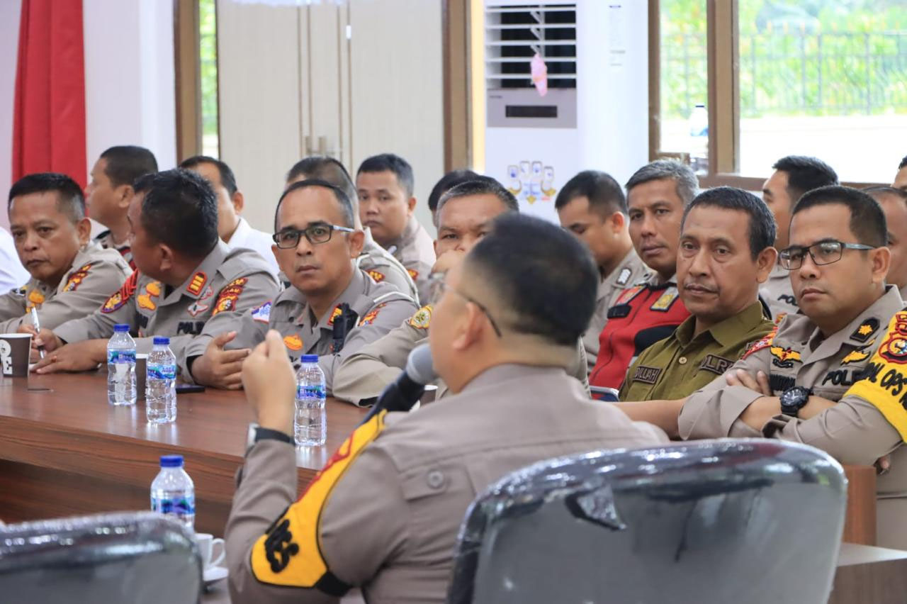 Kapolres Siak AKBP Asep Sujarwadi memimpin rapat analisis dan evaluasi serta arahan pimpinan di Gedung Endra Dharma Laksana Polres Siak, Rabu (24/4/2024).