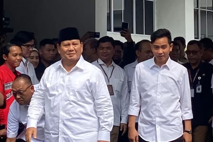 Pasangan Prabowo Subianto dan Gibran Rakabuming Raka tiba di kantor KPU RI, Jakarta, Rabu (24/4).