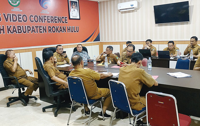 Sekda Rohul didampingi sejumlah kepala OPD terkait mengikuti rapat evaluasi RKP DBH sawit Rohul tahun 2023-2024 di ruang vidkon Dinas Kominfo Rohul, Selasa (23/4/2024) petang.