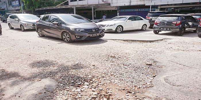 Kondisi Jalan M Yamin, Kecamatan Senapelan yang mengalami kerusakan cukup parah, Selasa (23/4/2024). Kerusakan ini sudah berlangsung lama namun belum ada upaya perbaikan.