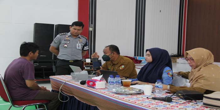 Petugas Disdukcapil Kota Pekanbaru didampingi Petugas Keamanan Lapas Kelas IIA Pekanbaru melakukan validasi data identitas salah seorang napi pada Selasa (23/4/2024).