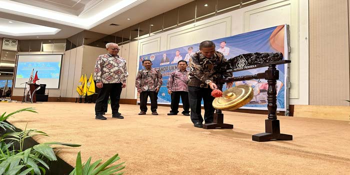 Pemukulan gong menandai Musya&shy;warah Daerah (Musda) Aspek-Pir Riau Ke-IV res&shy;mi dibuka di Hotel Mutiara Merdeka Pekanbaru, Senin (22/4/2024).