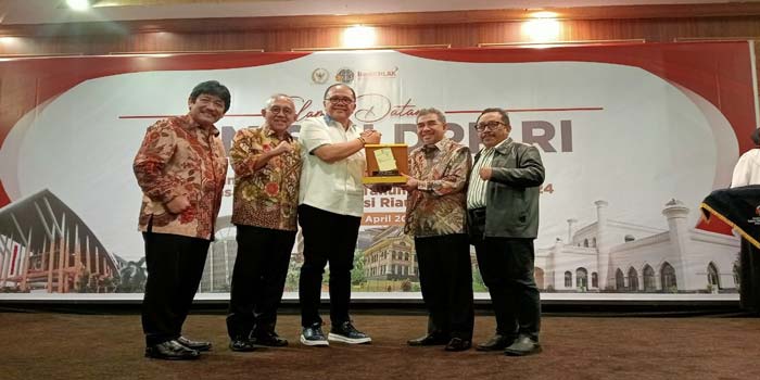 Kepala BPN Riau foto bersama Wakil Ketua Komisi II DPR RI saat mengadakan Reses di Provinsi Riau dengan melakukan rapat bersama Kanwil BPN Riau di salah satu  hotel di Kota Pekanbaru