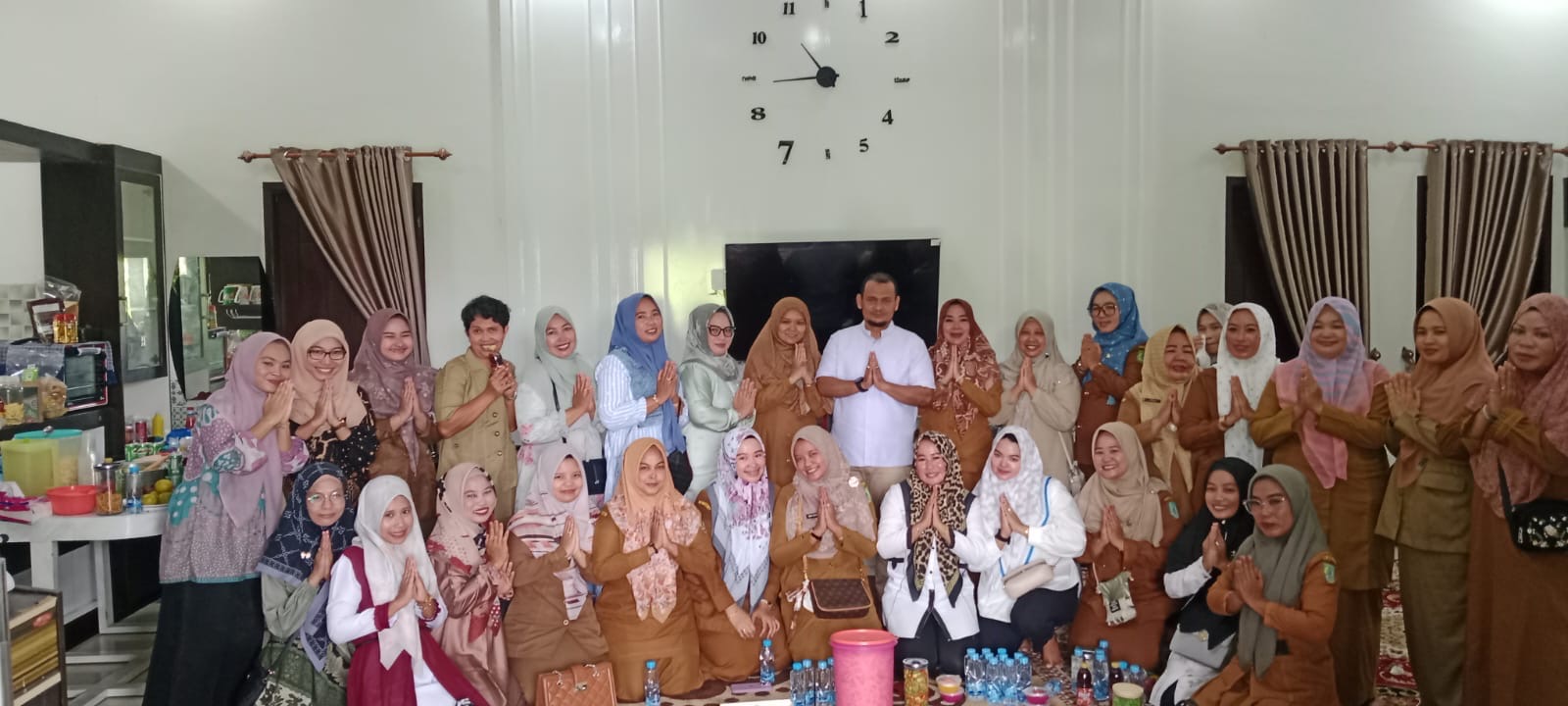 Sekwan DPRD Rohil H Sarman Syahroni ST MIP foto bersama pegawai, staf sekretariat DPRD Rohil di Bagansiapiapi, Selasa (23/4/2024).