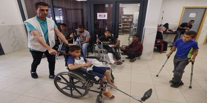 Petugas medis mendorong pasien anak-anak menggunakan kursi roda yang menjadi korban pemboman Israel di Rafah Jalur Gaza Selatan, Rabu (24/4/2024).