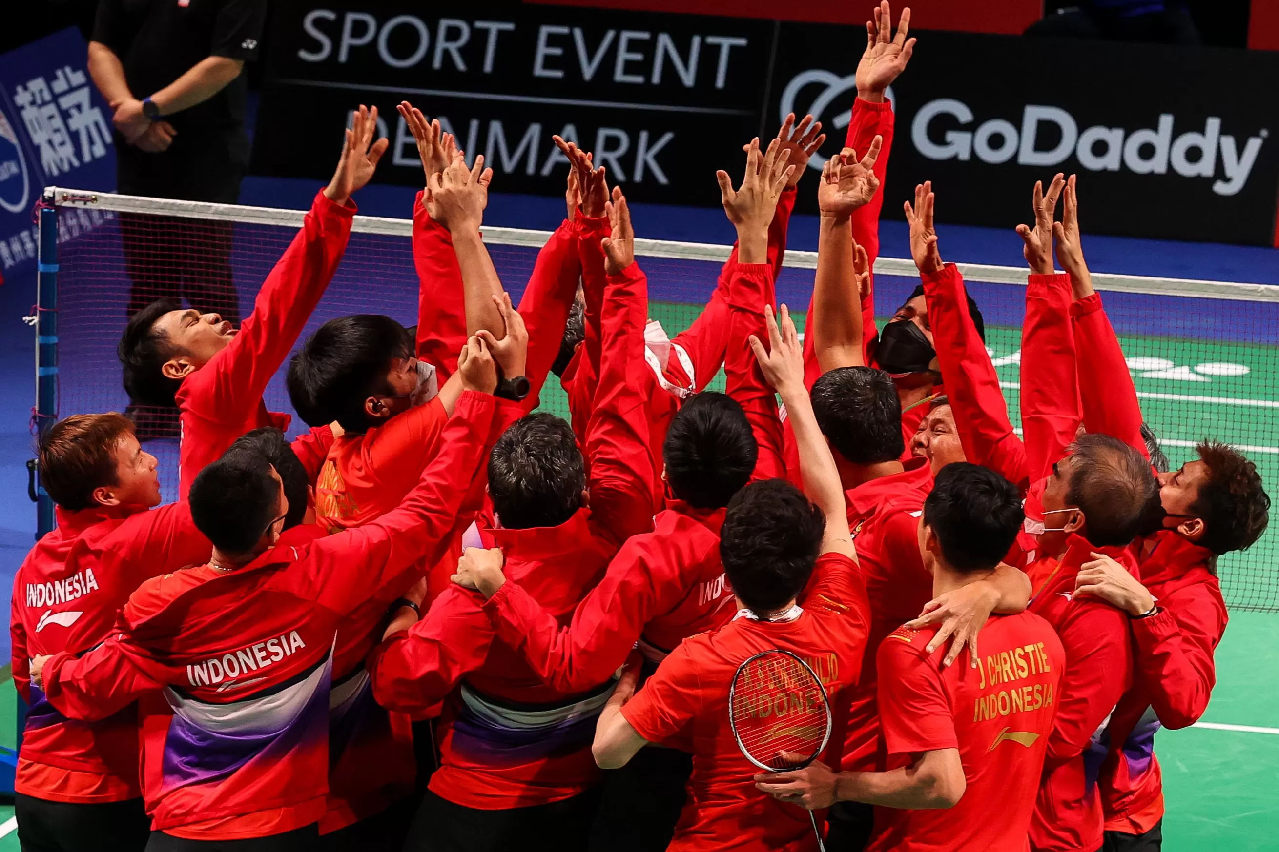 Euforia Tim Indonesia Ketika Berhasil Membawa Pulang Piala Thomas Tahun 2020.
