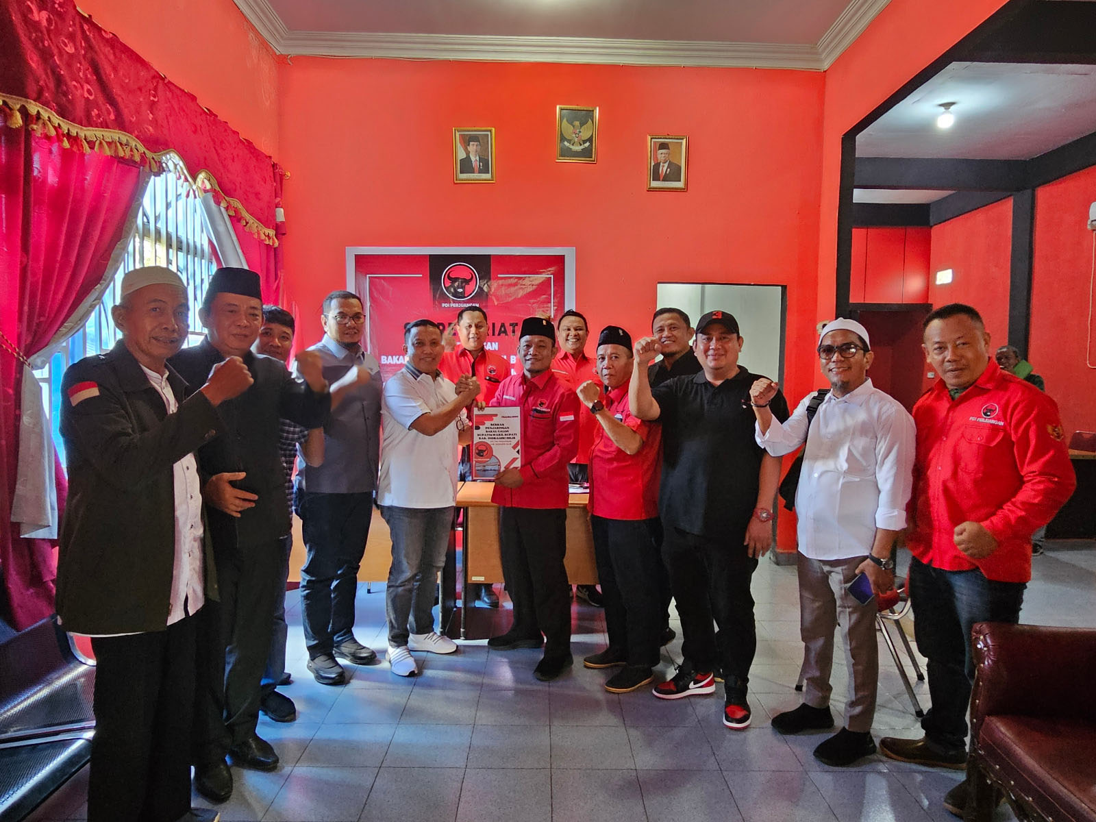 Dani M Nursalam, saat mengambil formulir penjaringan Cakada Inhil 2024 di PDIP, Kamis (24/4/24).