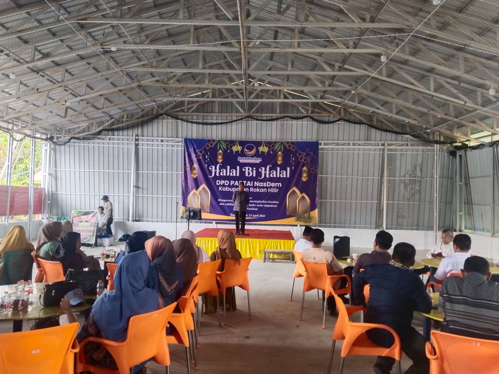 Ketua DPD Nasdem Rohil Basiran Nur Efendi menyampaikan sambutan pada saat kegiatan halalbihalal partai Nasdem di Bagansiapiapi.