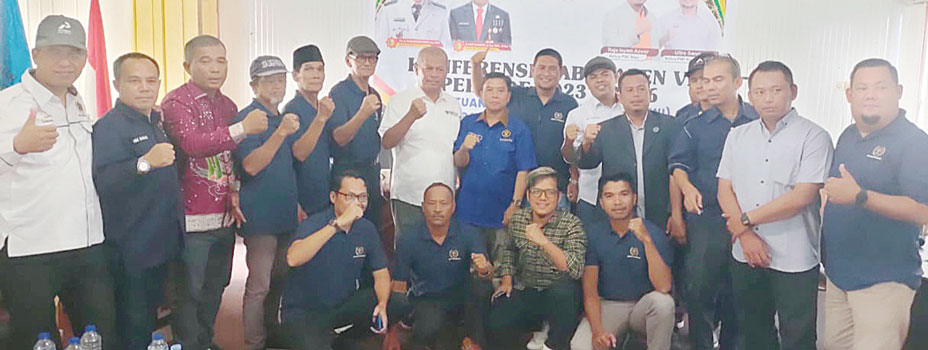 Anggota PWI Kuansing foto bersama pengurus PWI Riau usai pemilihan ketua PWI Kuansing di Telukkuantan, beberapa waktu lalu.