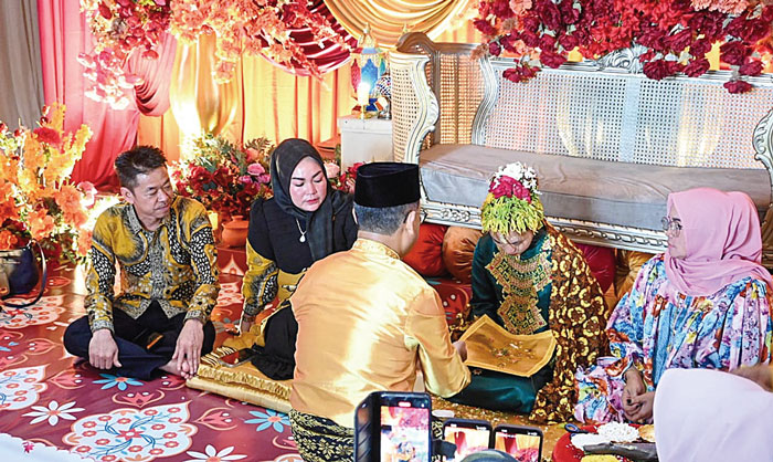 Bupati Rohil menyaksikan prosesi tradisional berandam yang dilaksanakan putrinya sebagai rangkaian dari prosesi persiapan pernikahan menurut adat Melayu di Bagansiapiapi, Selasa (23/4/2024).&nbsp;