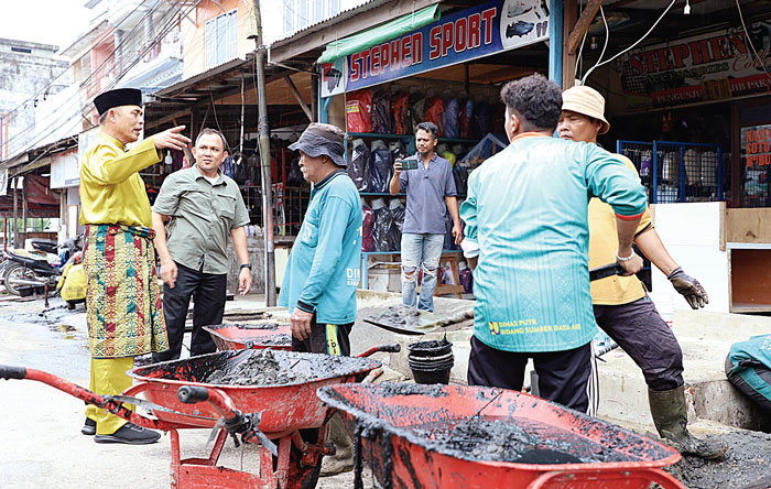 Pj Bupati Inhil H Herman berbincang dengan petugas kebersihan saat memantau pembersihan drainase di Jalan M Boya, Tembilahan, Rabu (24/4/2024).