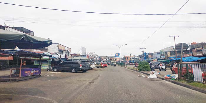 Sampah yang berasal dari pedagang kaki lima menumpuk di jalur hijau Jalan Jenderal Sudirman, Duri, Rabu (24/4/2024).